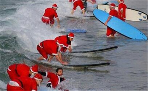 320名圣诞老人整体冲浪？八一八圣诞节奇闻趣事