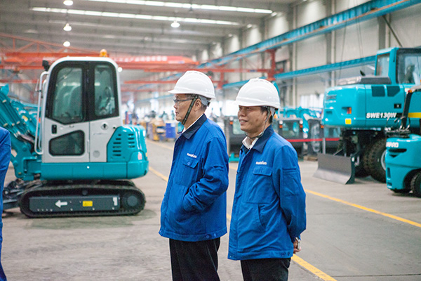 喜讯：尊龙凯时官网网址智能朱建新荣获《长沙年鉴》2015年度十大人物奖