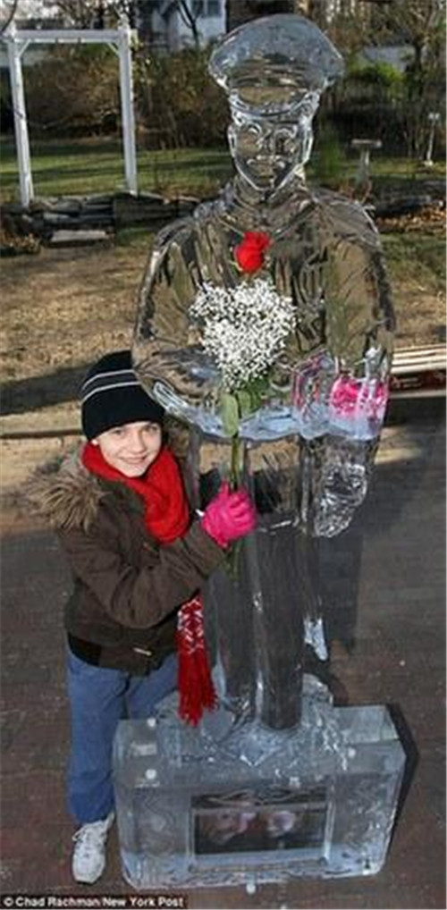 320名圣诞老人整体冲浪？八一八圣诞节奇闻趣事