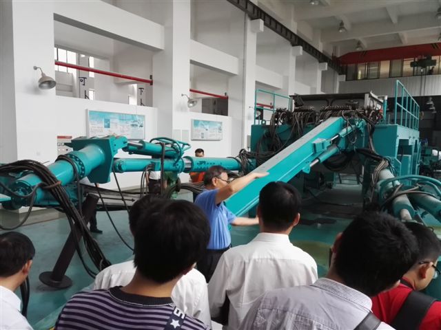 鹤发银丝映日月，赤心热血沃新花