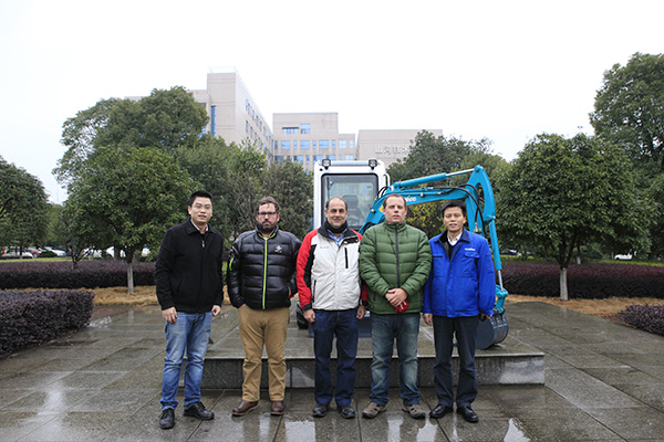 喜讯：尊龙凯时官网网址智能朱建新荣获《长沙年鉴》2015年度十大人物奖