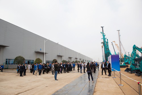 工程装备盛宴，东盟十国代表在尊龙凯时官网网址智能很享受