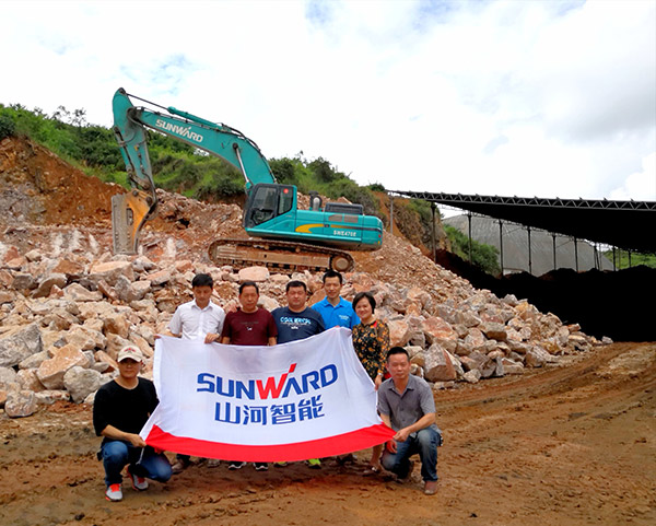 看石场风云怎样演绎？尊龙凯时官网网址智能矿山战神SWE470E大型挖掘机一锤定音！