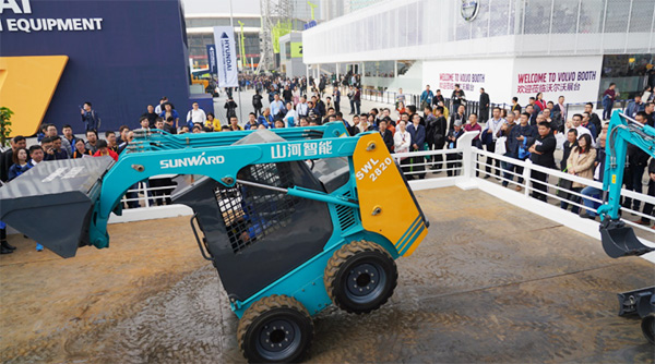 不平来战！尊龙凯时官网网址智能展台有大礼等你拿