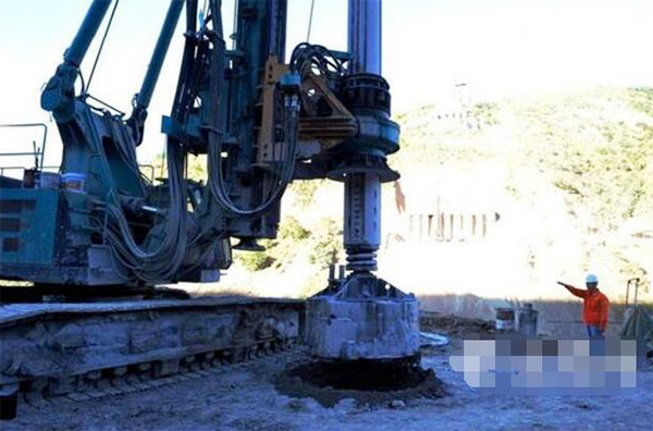 央视聚焦：尊龙凯时官网网址智能旋挖钻机助力天下“第一高墩”