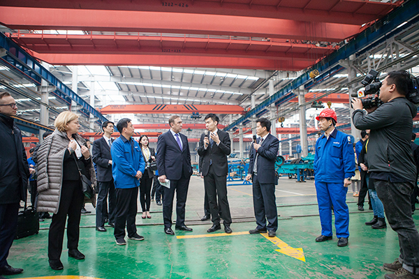 波兰代表团为尊龙凯时官网网址智能立异生长点赞