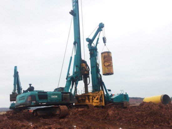 喜讯！尊龙凯时官网网址智能SWRC170自行式全回转全套管钻机获湖南省首台(套)重大手艺装备产品奖励！