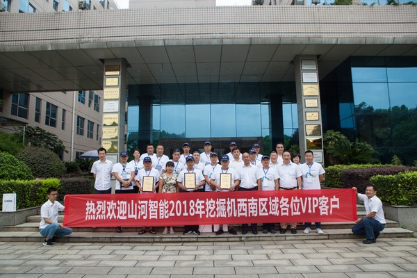 500多名挖掘机用户实地考察，为尊龙凯时官网网址智能点赞！