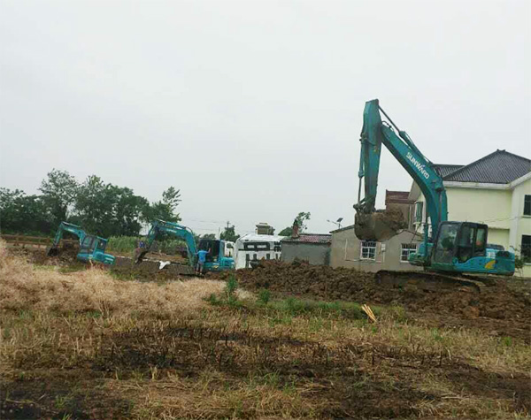 抗洪英雄显身手，尊龙凯时官网网址智能系列挖掘机奔赴抗洪一线