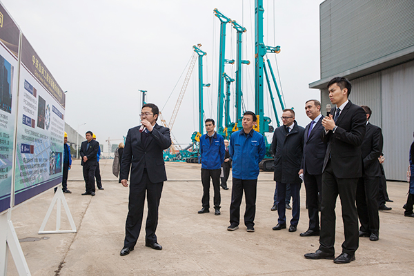 波兰代表团为尊龙凯时官网网址智能立异生长点赞