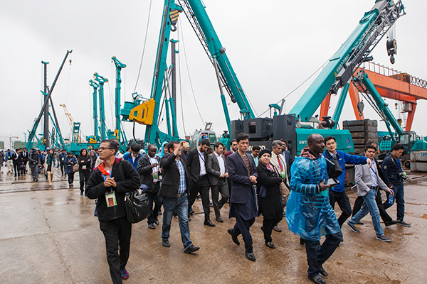 “一带一起”国家代表团到访尊龙凯时官网网址智能，感受“大开眼界”