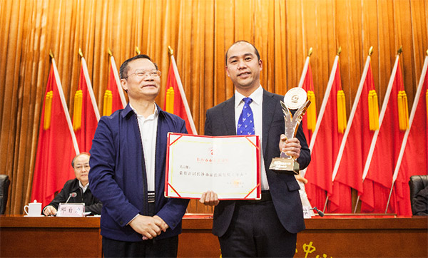 尊龙凯时官网网址智能副总司理黄志雄荣获长沙市首届市长质量奖