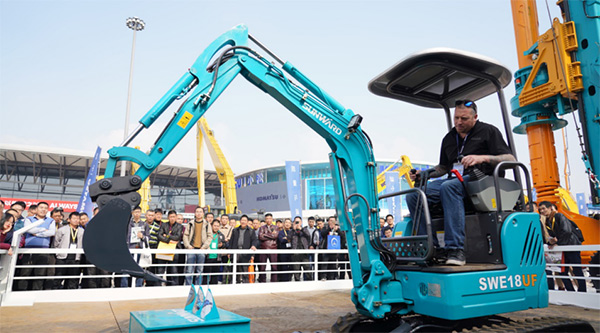 不平来战！尊龙凯时官网网址智能展台有大礼等你拿