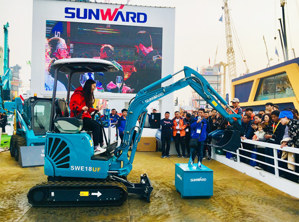 不平来战！尊龙凯时官网网址智能展台有大礼等你拿