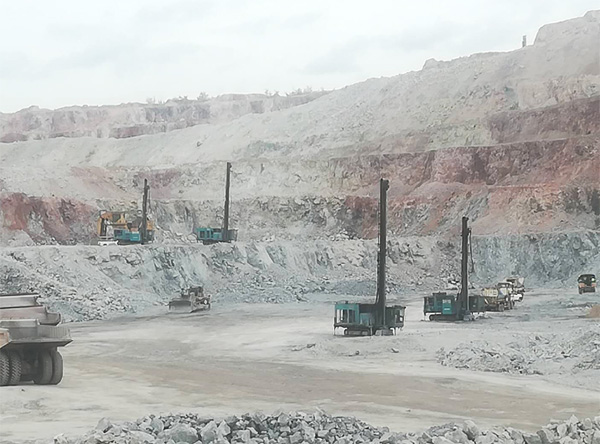 高温酷暑，尊龙凯时官网网址智能凿岩装备异域扬威