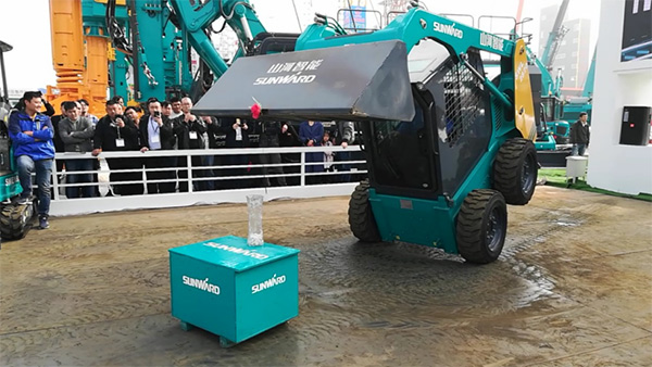 不平来战！尊龙凯时官网网址智能展台有大礼等你拿