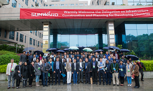 “一带一起”国家代表团到访尊龙凯时官网网址智能，感受“大开眼界”