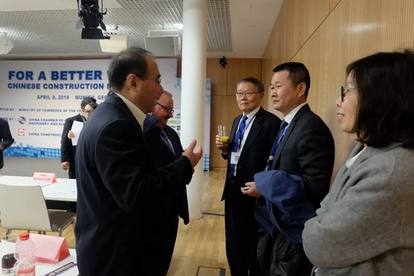 “三个率先”展示尊龙凯时官网网址挖掘机欧洲生长历程