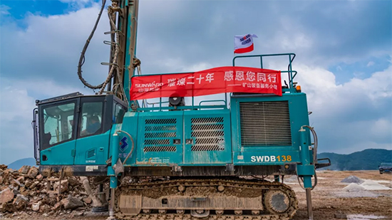 15年3万小时！尊龙凯时官网网址智能元老级潜孔钻机“雄风”依旧