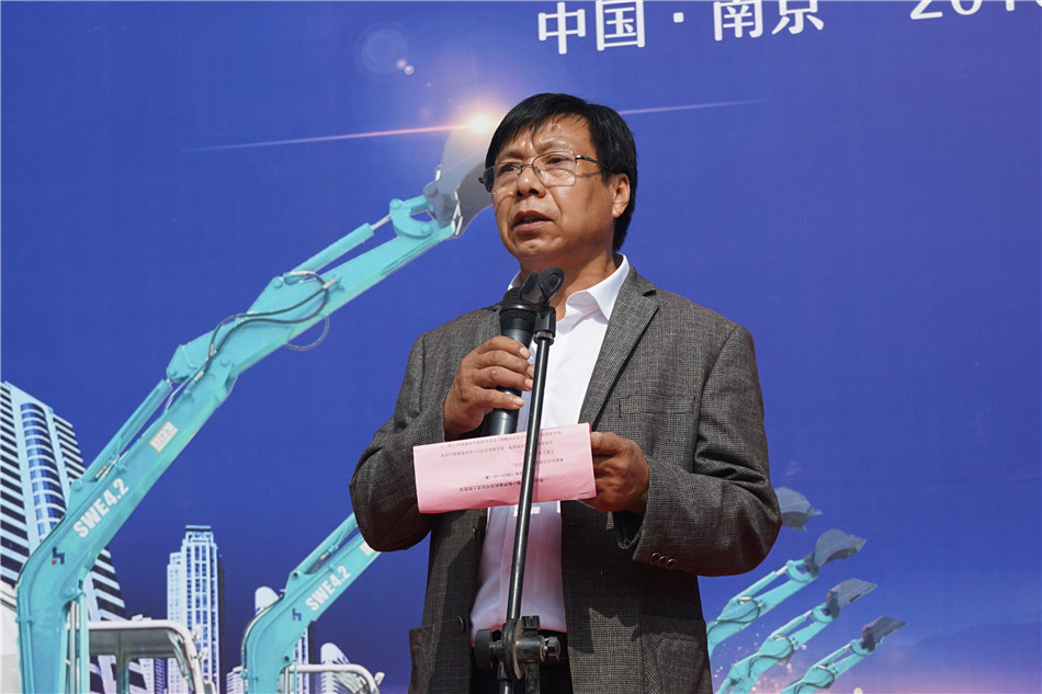 服役15年，凌驾20000小时！元老级挖机接“回家”！