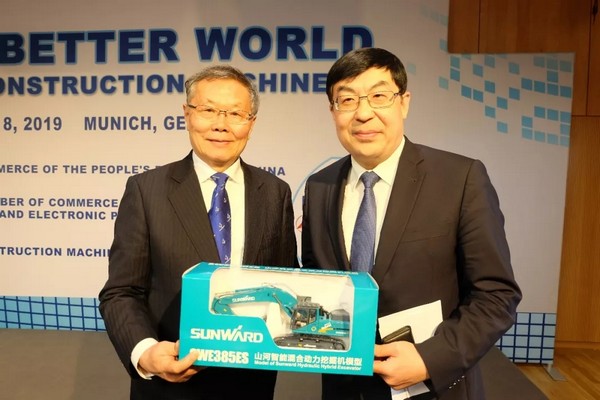 “三个率先”展示尊龙凯时官网网址挖掘机欧洲生长历程