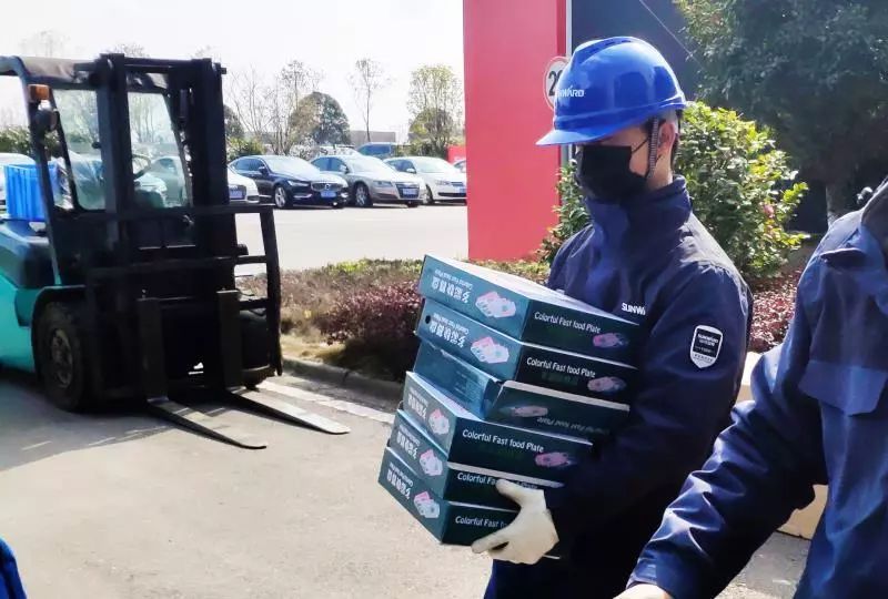 用餐清静有新招，尊龙凯时官网网址智能4000个保温饭盒送员工