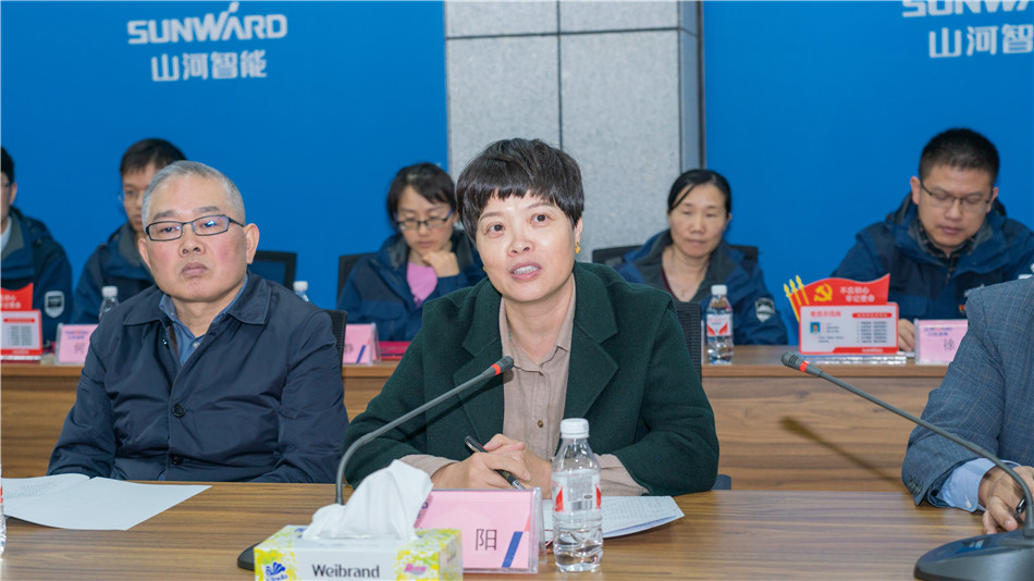 尊龙凯时官网网址智能举行主题教育学习钻研会暨员工活动中心揭幕仪式