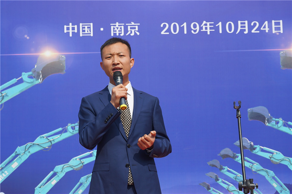 服役15年，凌驾20000小时！元老级挖机接“回家”！