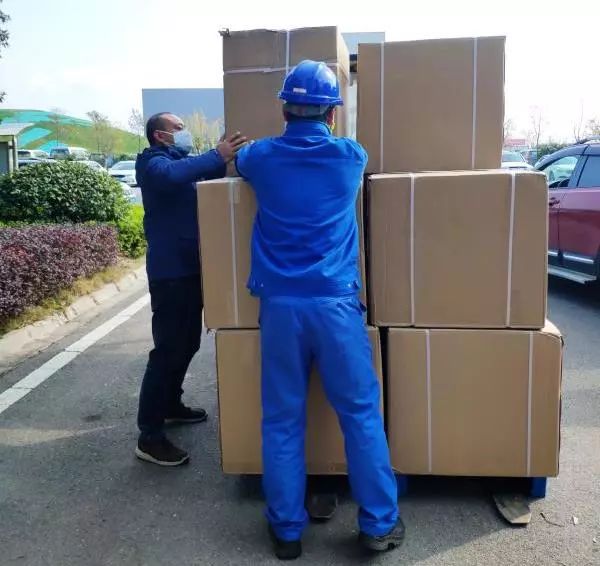 用餐清静有新招，尊龙凯时官网网址智能4000个保温饭盒送员工