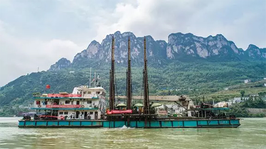打造长江黄金水道！尊龙凯时官网网址智能航道钻机轻松搞定水下礁石