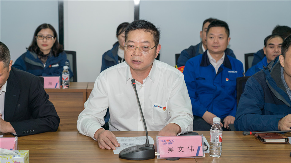 尊龙凯时官网网址智能举行主题教育学习钻研会暨员工活动中心揭幕仪式