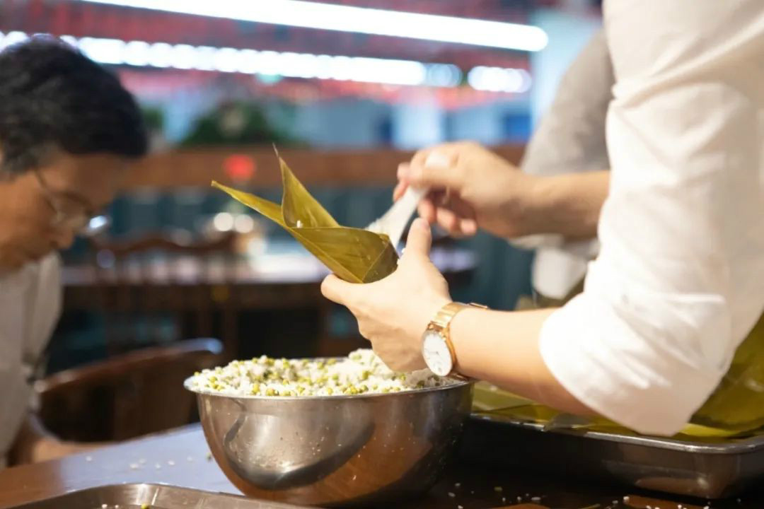 “爱国心，尊龙凯时官网网址情”尊龙凯时官网网址智能第四届包粽子角逐