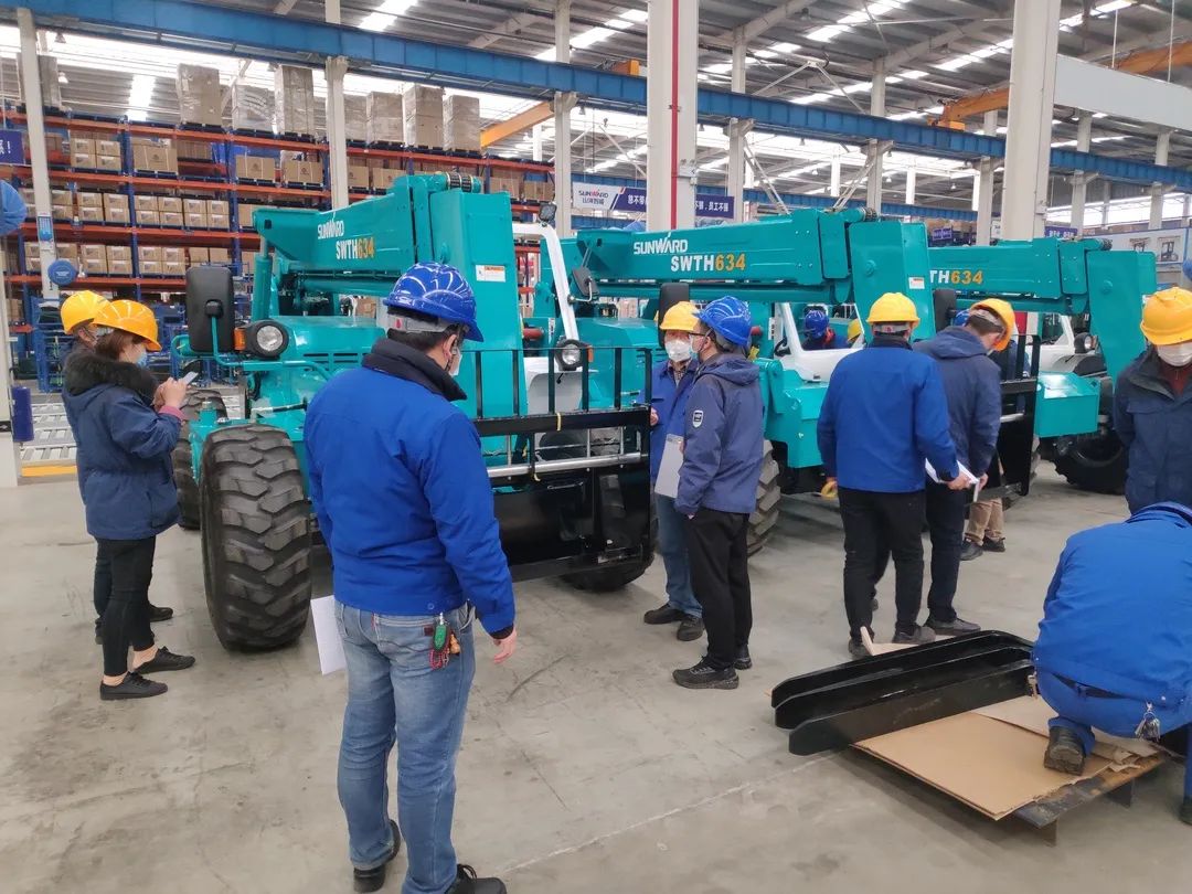 尊龙凯时官网网址智能新品叉装车批量下线发往美国