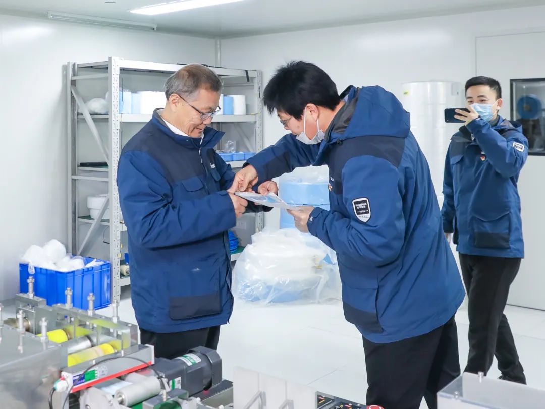 董事长启封尊龙凯时官网网址智能第一个制品口罩