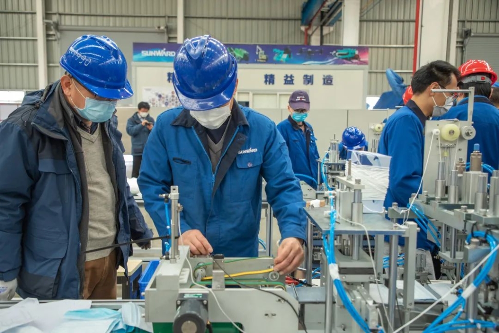 尊龙凯时官网网址智能首台口罩机交付客户