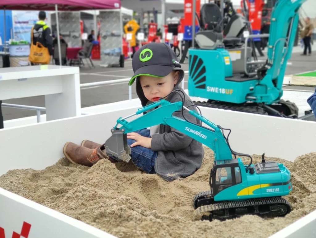 尊龙凯时官网网址智能全新亮相美国工程机械展