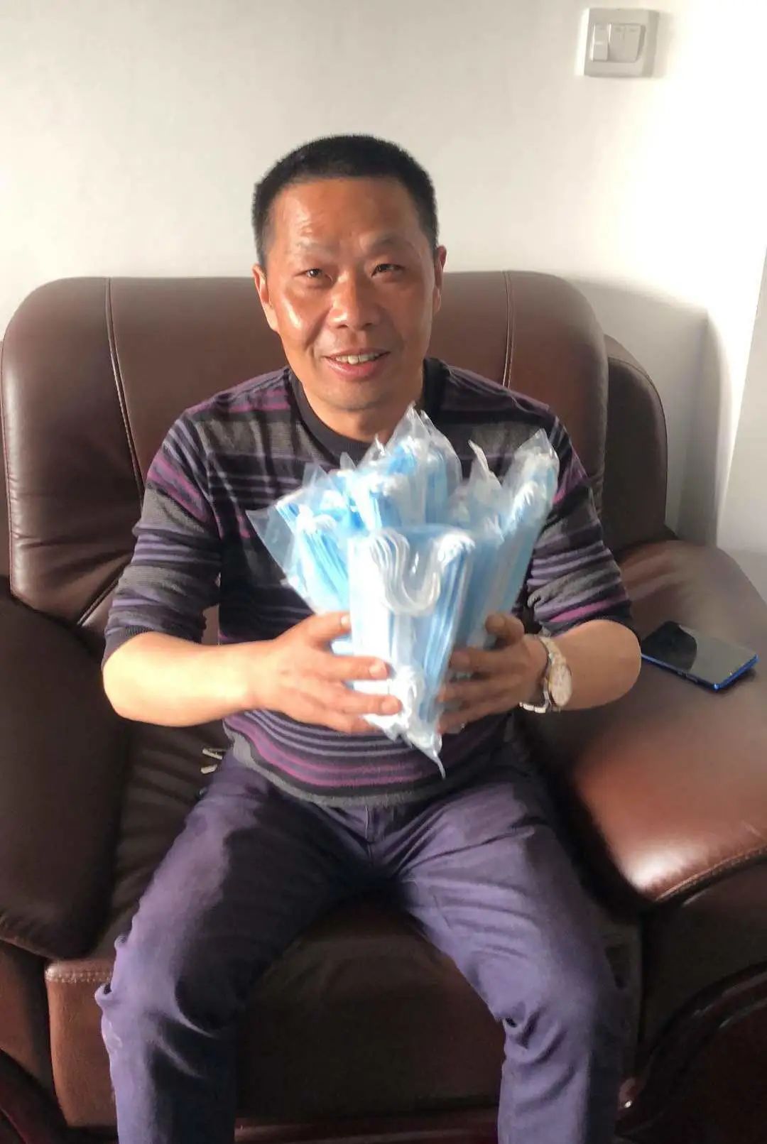 尊龙凯时官网网址智能首批10万只自产口罩发放客户