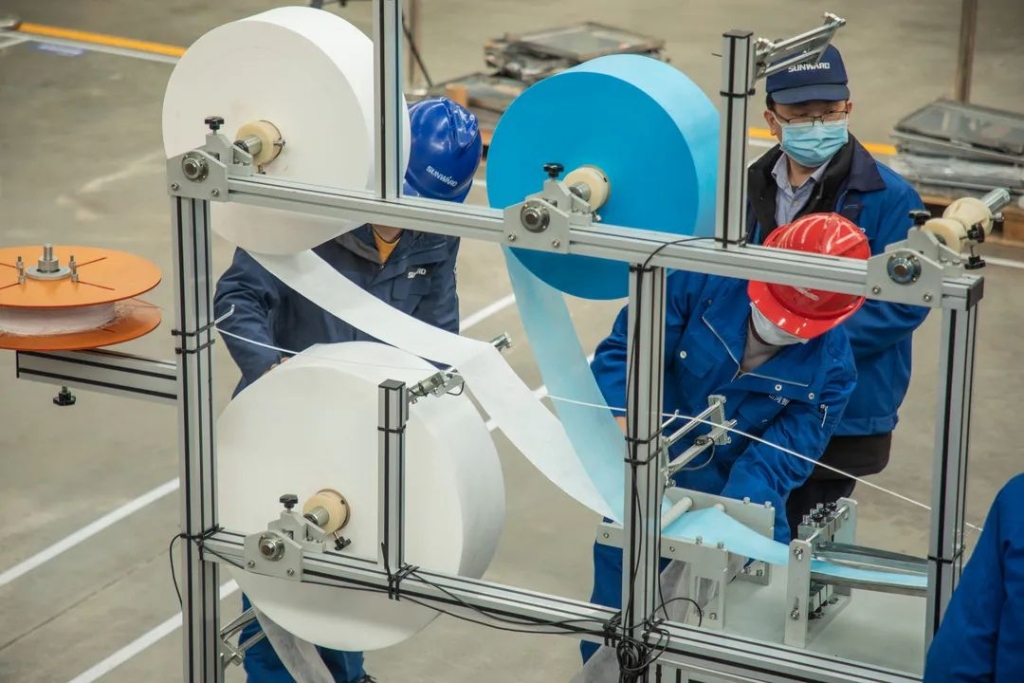 尊龙凯时官网网址智能首台口罩机交付客户