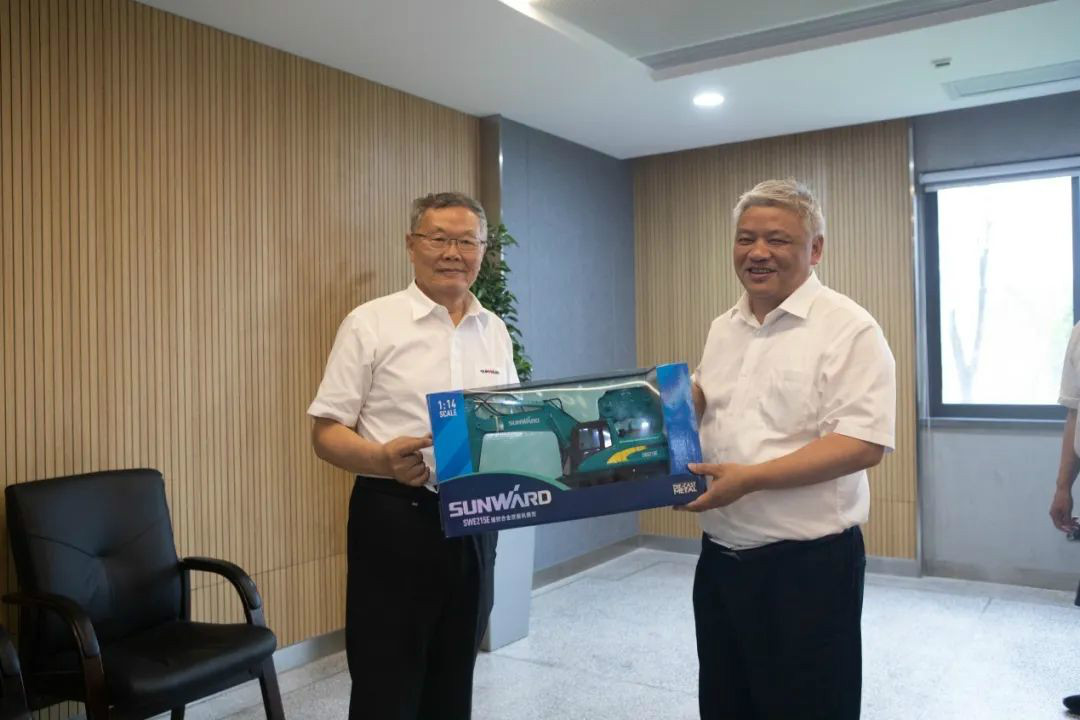 湖南黄金集团董事长黄启富一行考察尊龙凯时官网网址智能