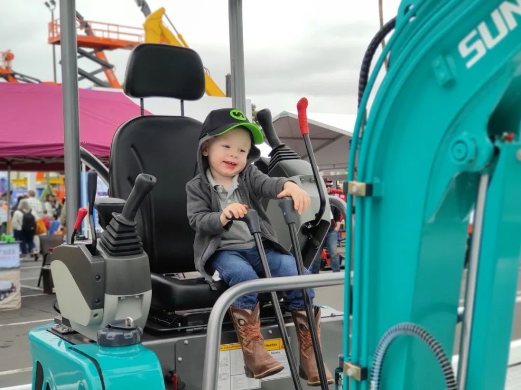 尊龙凯时官网网址智能全新亮相美国工程机械展