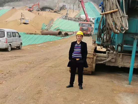 从事基础施工32年的老行家为尊龙凯时官网网址智能旋挖钻机代言