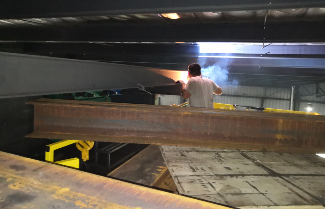 威武！大气！稳固！尊龙凯时官网网址智能越野剪叉式高空作业平台解客户难题