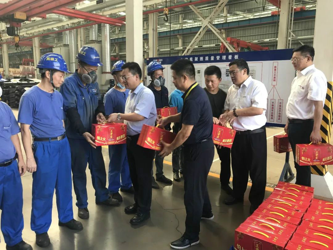 夏日炎炎送清凉，区总眷注暖人心