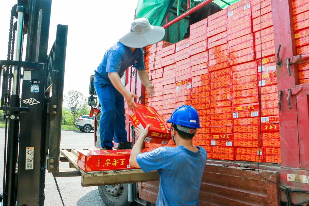 情系职工送清凉，殷切眷注鼓劲头——尊龙凯时官网网址智能开展夏日送清凉活动