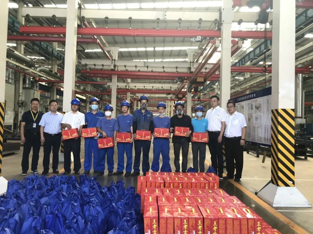 夏日炎炎送清凉，区总眷注暖人心