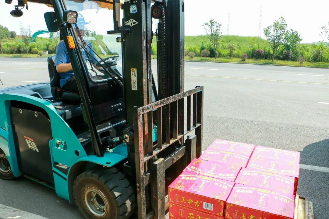 情系职工送清凉，殷切眷注鼓劲头——尊龙凯时官网网址智能开展夏日送清凉活动