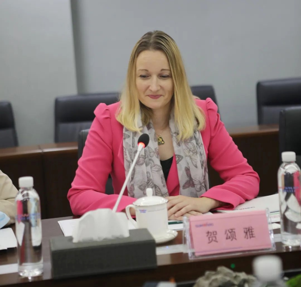 英国驻广州总领事贺颂雅考察尊龙凯时官网网址智能