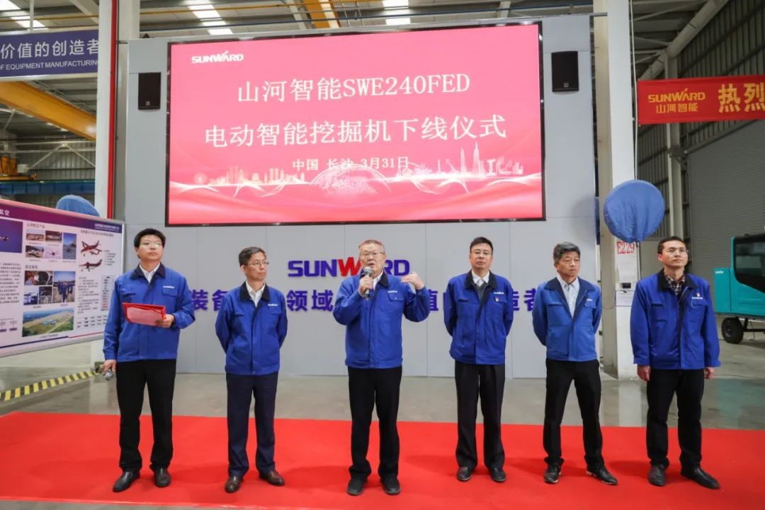 天下首台！尊龙凯时官网网址智能SWE240FED电动智能挖掘机下线