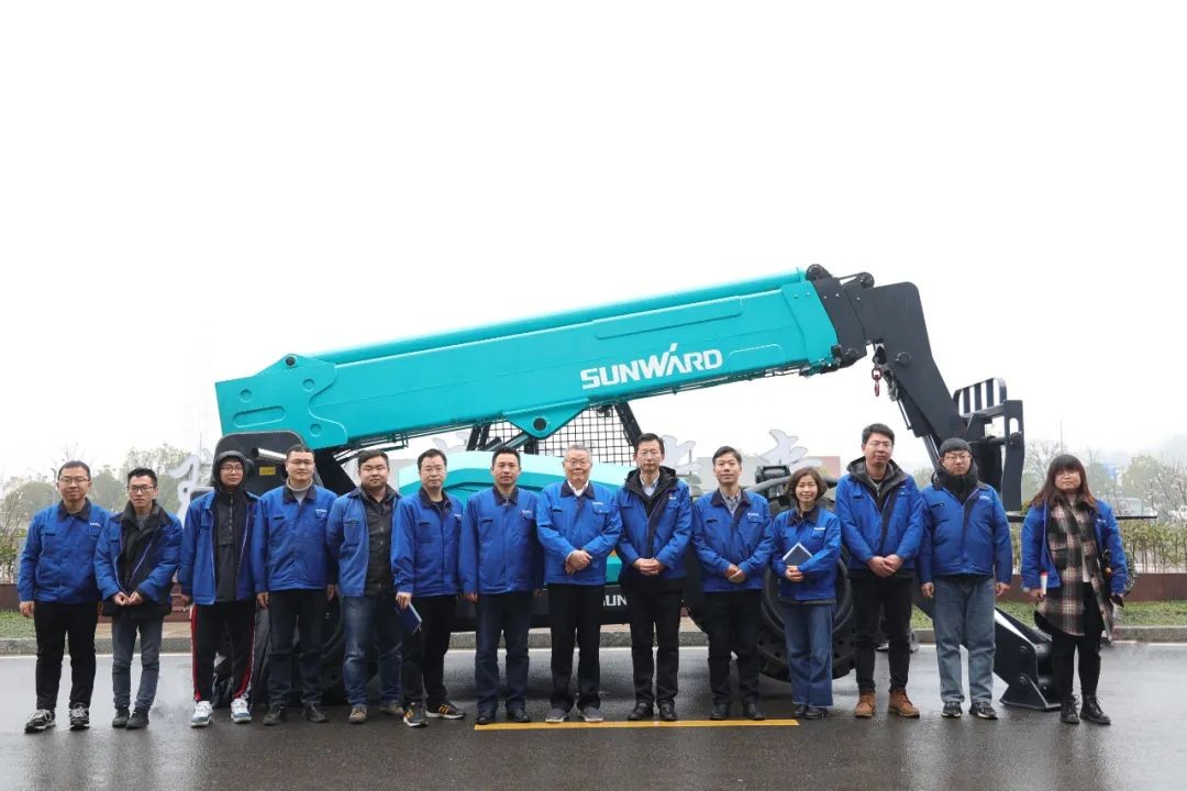 尊龙凯时官网网址智能SWTH1056伸缩臂叉装车新机下线