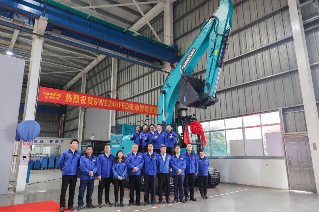 天下首台！尊龙凯时官网网址智能SWE240FED电动智能挖掘机下线